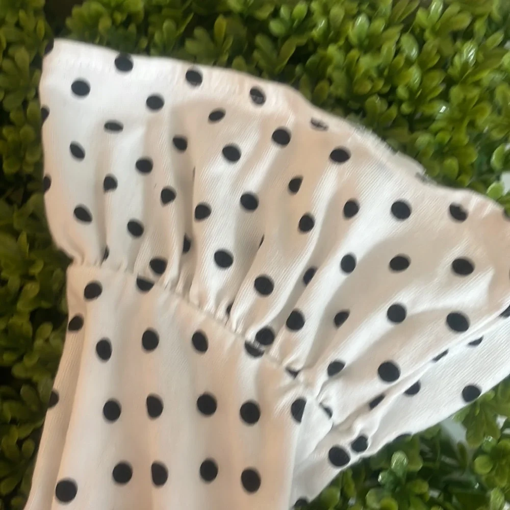 Forever 21 Top Women's Small Black and White Polka Dot Off the Shoulder Cropped - Picture 4 of 7